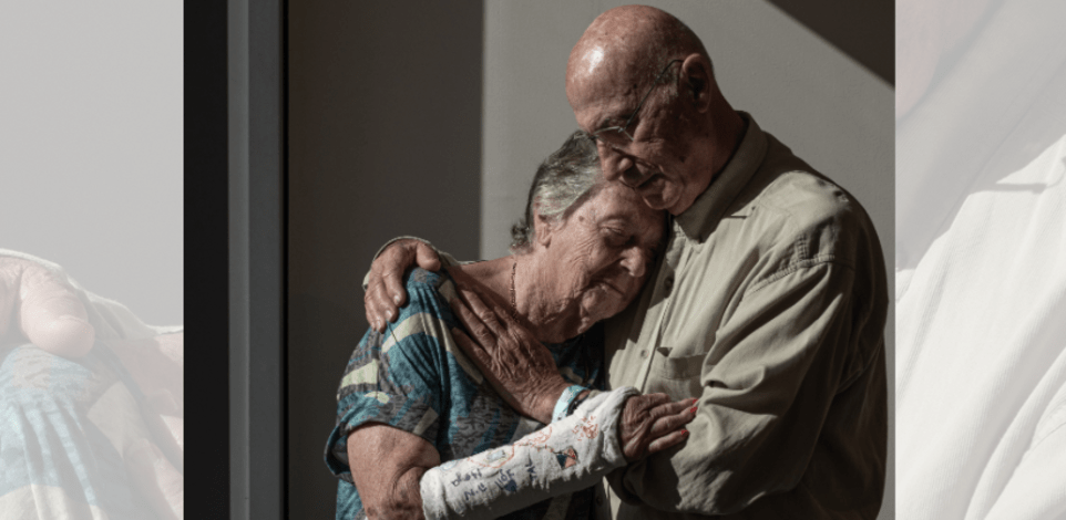 רוני ועובדיה קידר, ששרדו את השבת השחורה בביתם שבנתיב העשרה / צילום: אבישג שאר ישוב