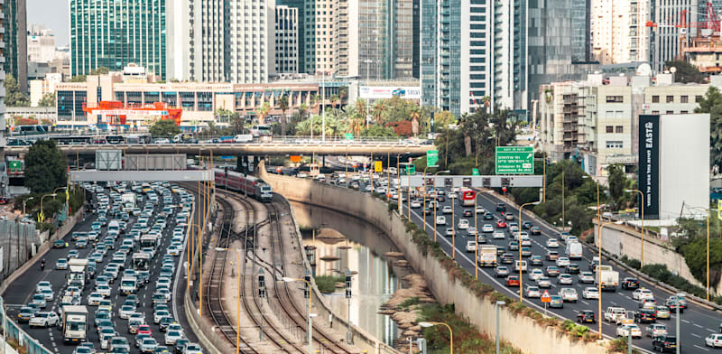 פקקים באיילון. משקיעים במחלפים ולא בתחבורה ציבורית / צילום: Shutterstock