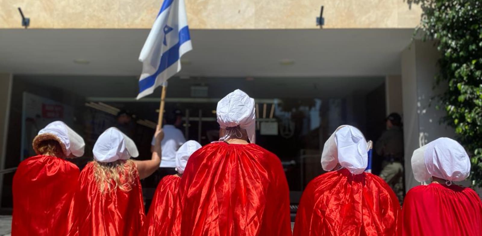 מפגינות של "בונות אלטרנטיבה" מול הרבנות הראשית בתל אביב / צילום: רוני להב, "בונות אלטרנטיבה"