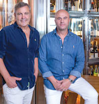 איציק חנגל (מימין) ויעקב ביטון. ''זה נראה נוצץ מבחוץ'' / צילום: ענבל מרמרי