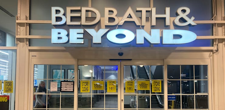 שלטים מחוץ לחנות Bed Bath & Beyond בארה''ב, המודיעים על סגירת הסניף / צילום: Associated Press, Ted Shaffrey