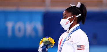 סימון ביילס עם מדליית הכסף שקיבלה נבחרת ארה"ב בהתעמלות קבוצתית / צילום: Reuters, Lindsey Wasson