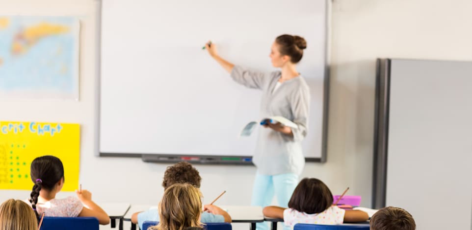 מורה בבית ספר. מחסור חמור במורים? / אילוסטרציה: Shutterstock