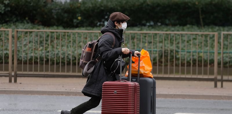 נוסע בנמל התעופה הית'רו בלונדון / צילום: Associated Press, Kirsty Wigglesworth