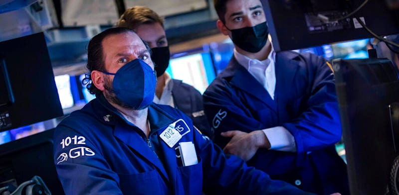 סוחרים מודאגים לאור הירידות בוול סטריט / צילום: Associated Press, Courtney Crow/New York Stock Exchange
