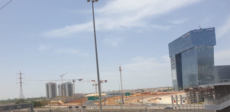 "העבודות על הגשר בנתיבי איילון שמוביל למתחם האלף / צילום: אסף זגריזק"