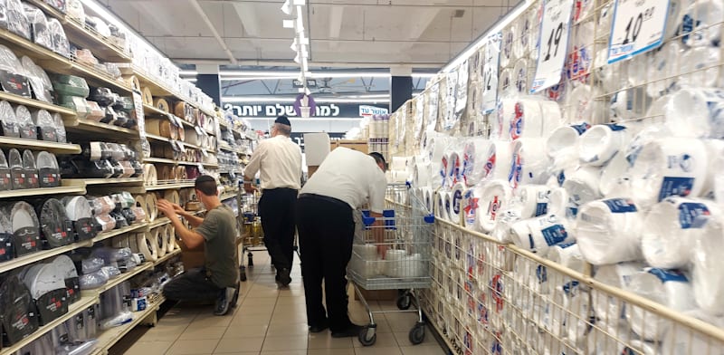 מחלקת חד''פ בסופר / צילום: תמר מצפי