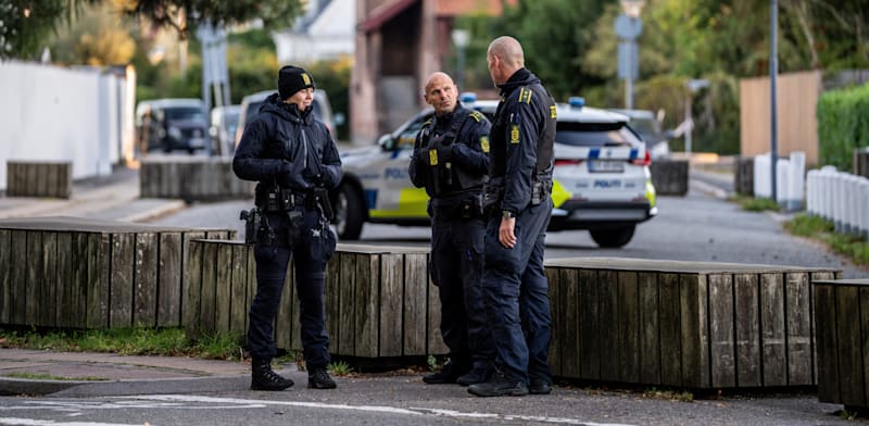 שוטרים בזירת אירוע זריקת הרימונים בשגרירות ישראל בקופנהגן, בשבוע שעבר / צילום: Reuters, Emil Nicolai Helms