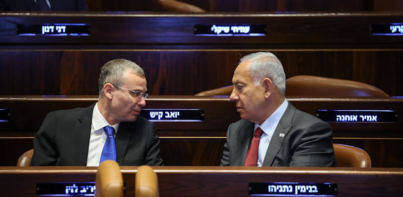 בנימין נתניהו ויריב לוין במליאת הכנסת, היום (ג') / צילום: נועם מושקוביץ, דוברות הכנסת