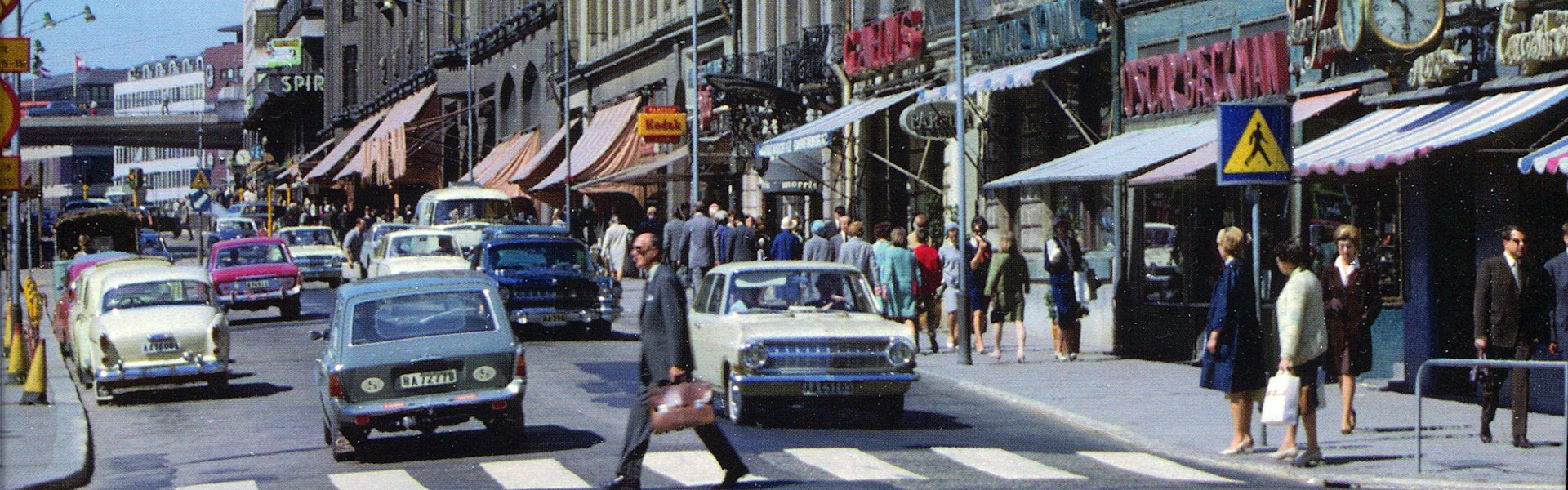 רחוב Hamngatan בשטוקהולם 1966, שנה לפני ששבדיה עברה לנהיגה בנתיב השמאלי / צילום: ויקיפדיה