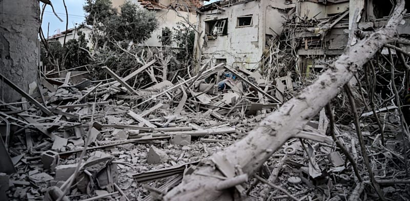 "נזק כבד במרכז הארץ בעקבות פגיעת טיל איראני / צילום: כבאות והצלה לישראל"