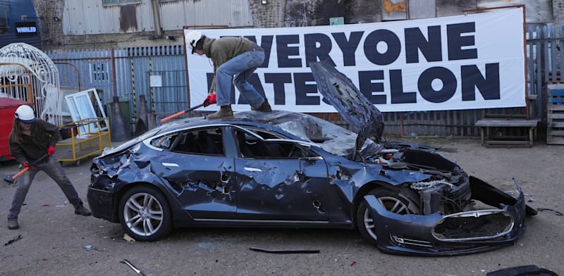 השחתת רכב במסגרת המחאה נגד טסלה בלונדון / צילום: ap, Kirsty Wigglesworth