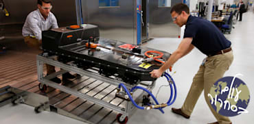 בדיקת סוללת רכב חשמלי במפעל GM במישיגן. להשתחרר מהתלות בסין / צילום: Associated Press, Duane Burleson