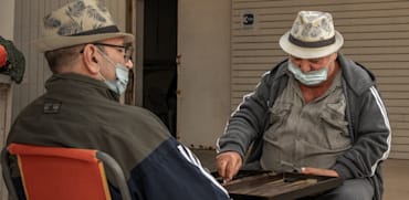 קשישים  בחוף אשקלון. האג"ח המיועדות הן עוגן חזק בקרנות הפנסיה / צילום: Shutterstock