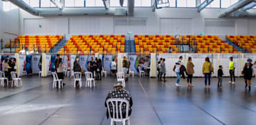 אנשים מחכים בתור להתחסן לקורונה בפתח תקווה / צילום: Associated Press, Oded Balilty