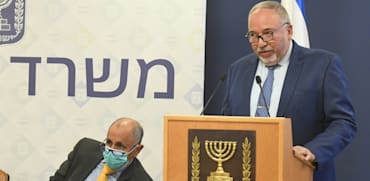 שר האוצר אביגדור ליברמן ומנכ''ל משרד האוצר רם בלינקוב / צילום: רפי קוץ