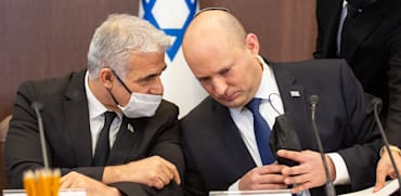 נפתלי בנט ויאיר לפיד / צילום: אמיל סלמן-הארץ