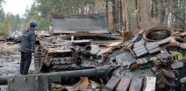 תושב של העירייה דמיטריבקה, שליד קייב, בוחן טנק רוסי הרוס. הצבא האוקראיני שיחרר מעל 30 יישובים באזור / צילום: Associated Press, Efrem Lukatsky