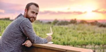 איתמר אבירן על רקע היקב שלו. ''אני משקיע אין סוף מאמץ בכרם כדי להביא את הפרי הכי טוב שאני יכול'' / צילום: טל להב