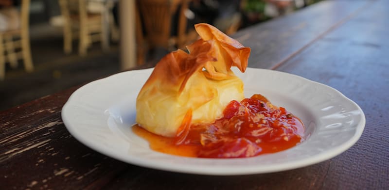 גבינת פטה עטופה בבצק פילו לצד קונפיטורת עגבניות שרי והל ב״חמרמורת״ / צילום: אורטל סבטלנה בקר