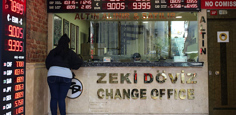 חנות להמרת כספים בטורקיה. אם הדולר יתחזק בעקבות הודעת הפד, הלחץ על הלירה הטורקית יגבר / צילום: Associated Press, Emrah Gurel