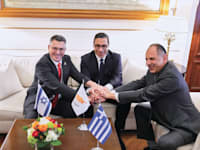 שר החוץ גדעון סער (משמאל) עם מקביליו מקפריסין ויוון, בחתימה על הסכם אנרגיה / צילום: ap, Petros Giannakouris