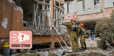 פיקוד העורף סורק בניין בפתח תקווה שנפגע מטיל איראני, 4 באפריל / צילום: ap, Maya Levin