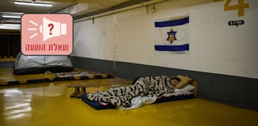 אישה ישנה בחניון תת-קרקעי בתל אביב / צילום: ap, Oded Balilty