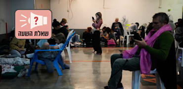 אנשים במקלט בעת התקפת טילים מאיראן. הצפיפות מובילה לריבוי מחלות / צילום: ap, Ohad Zwigenberg