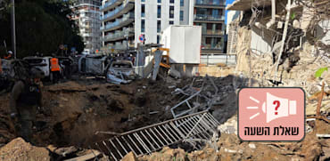 זירת פגיעה מטיל ששוגר מאיראן / צילום: כבאות והצלה לישראל