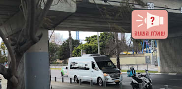 כלי רכב עוצרים מתחת לגשר בזמן אזעקה / צילום: פביו טרופה