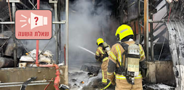 לוחמי אש מכבים את האש שפרצה לאחר פגיעת חלק יירוט באזור נאות חובב / צילום: כבאות והצלה לישראל