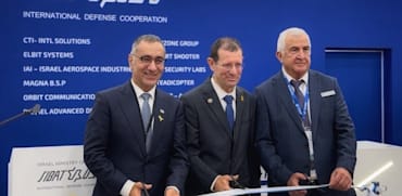 יו״ר חברת תומר תא''ל (מיל') רוני מורנו, ראש סיבט במשרד הביטחון תא״ל (מיל) יאיר קולס, ושגריר ישראל ביפן גלעד כהן / צילום: דוברות משרד הביטחון