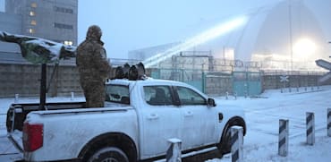 חייל אוקראיני עומד על רכב עם תותח נ''מ לאחר פגיעת כטב''ם בתחנת הכוח הגרעינית לשעבר בצ'רנוביל, אוקראינה / צילום: ap, Efrem Lukatsky