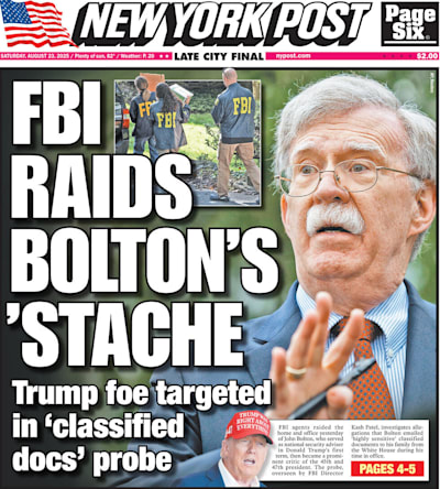 ניו יורק פוסט הפרו־טראמפי מתחכם: ''ה-FBI פושטת על ה׳סטאש׳ של בולטון״, שאפשר לתרגם ״שפם או ''סליק'', רמז למסמכים הסודיים שבאחזקתם הוא חשוד / צילום: גזיר עיתון ניו יורק פוסט הפרו־טראמפי מתחכם: ''ה-FBI פושטת על ה׳סטאש׳ של בולטון״, שאפשר לתרגם ״שפם או ''סליק'', רמז למסמכים הסודיים שבאחזקתם הוא חשוד / צילום: גזיר עיתון