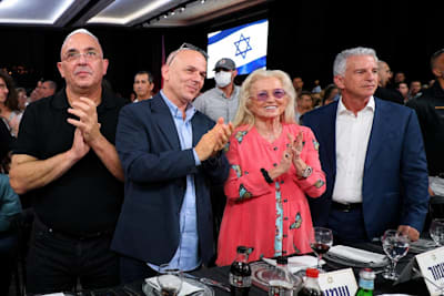 פרופ' מרים אדלסון וראש המוסד לשעבר דדי ברנע עם האחים אמיר / צילום: צחי קיבנשטיין