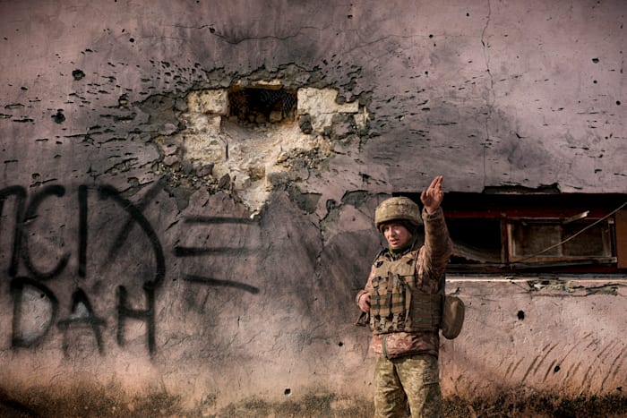 חייל אוקראיני ליד בניין שהופגז בכפר באזור לוהנסק, מזרח אוקראינה, ביום שבת / צילום: Associated Press, Vadim Ghirda