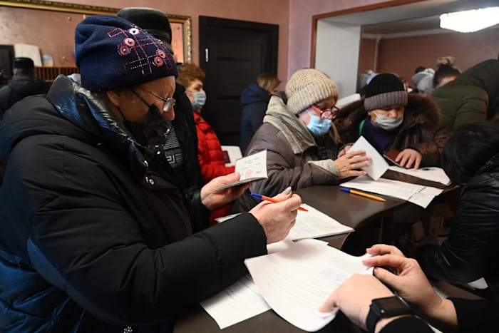 הנפקת דרכונים לתושבים של דונצק / צילום: Associated Press הנפקת דרכונים לתושבים של דונצק / צילום: Associated Press