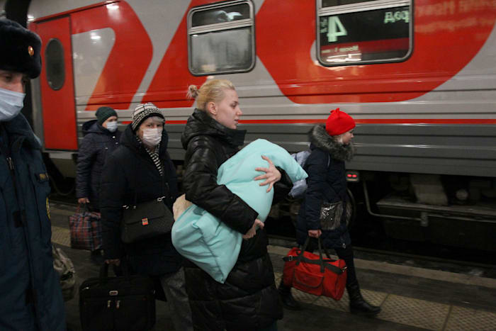 Residents evacuate from Donetsk amid growing tensions in the area / Photo: Associated Press, Roman Yarovitcyn