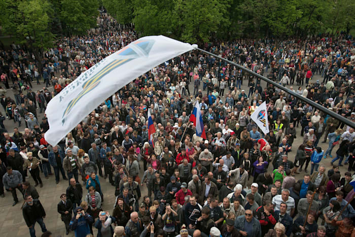 Pro-Russian activists in the Donbas area celebrate in front of the city hall after taking over, 2014 / Photo: Associated Press