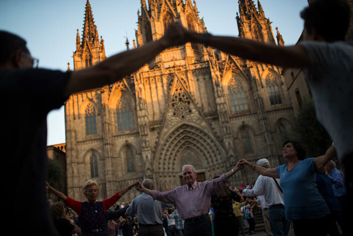 ריקודי עם קטאלניים מול כנסיית הסגרדה פמילייה, ברצלונה / צילום: Associated Press, Francisco Seco