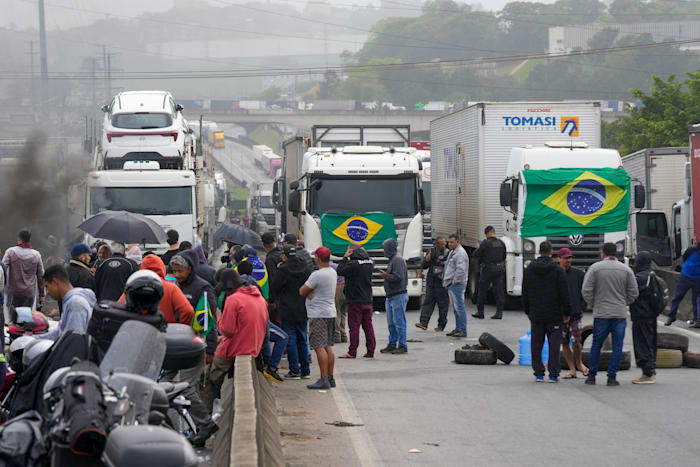 Protesters block main roads in Brazil as a protest against Bolsonaro's loss / Photo: Associated Press, Silvia Izquierdo