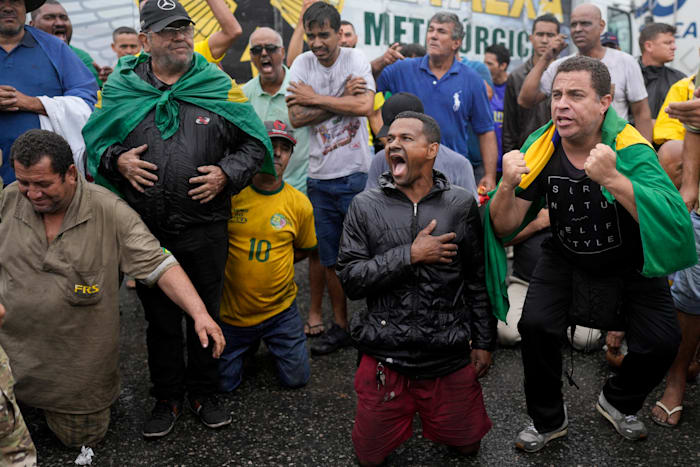 Bolsonaro's supporters angrily protest his election loss / Photo: Associated Press, Silvia Izquierdo