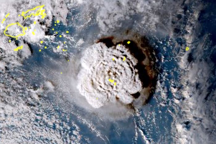 צילום לוויני של התפרצות הר געש תת-ימי ליד טונגה ב-15 בינואר / צילום: Associated Press, Japan Meteorology Agency