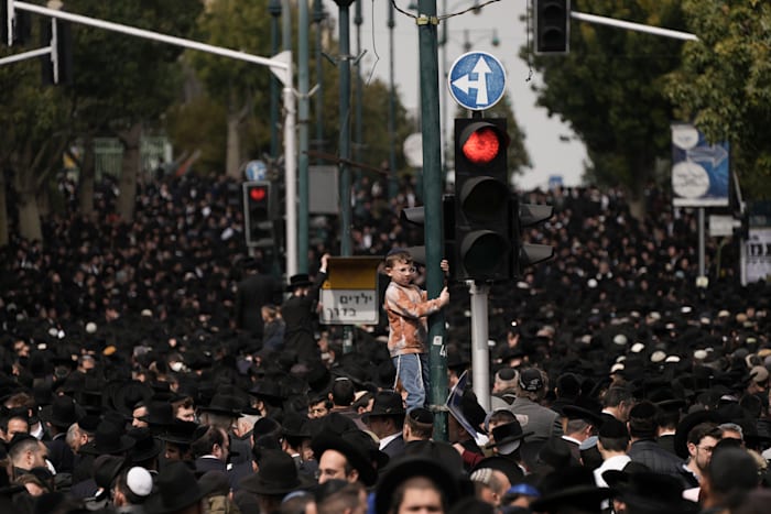 משתתפים בהלוויתו של הרב חיים קנייבסקי בבני ברק, ב-20 במרץ / צילום: Associated Press, Oded Balilty