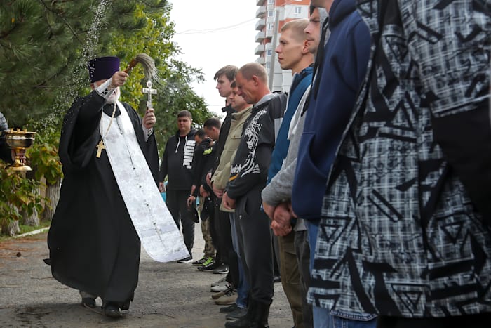 כומר אורתודוקסי מברך קבוצת מגויסים חדשה במרכז גיוס בעיר וולגוגרד ב-24 בספטמבר. רבים מהמגויסים החדשים נהרגו בשדה הקרב / צילום: Associated Press