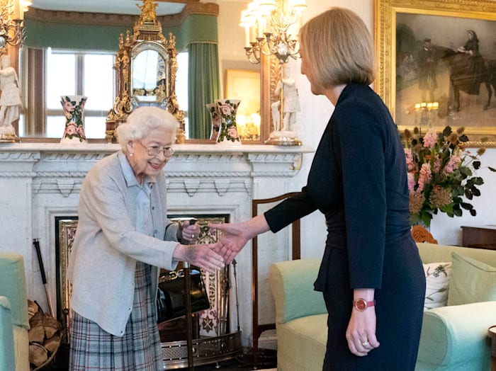 ליז טראס מקבלת את ברכתה של המלכה אליזבת', יומיים לפני שהמלכה הלכה לעולמה / צילום: Associated Press, Jane Barlow/Pool Photo