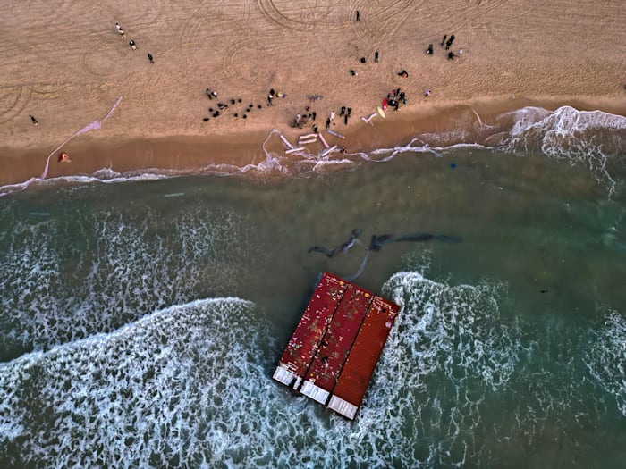 מכולה מלאה בציוד שנסחפה לחופי אשקלון / צילום: Reuters, Amir Cohen