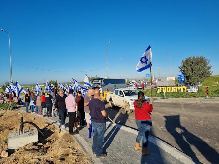 מפגינים בכיכר בית קמה / צילום: גיל ענבר