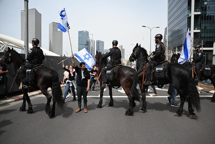 פרשי המשטרה חוסמים מפגינים ברחוב יגאל עלון בתל אביב / צילום: אור פרבוזניק פרשי המשטרה חוסמים מפגינים ברחוב יגאל עלון בתל אביב / צילום: אור פרבוזניק